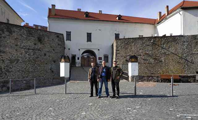 На тлі Мукачівського замку